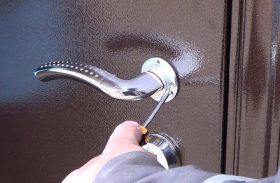 Замена дверной ручки металлической двери в Никольском