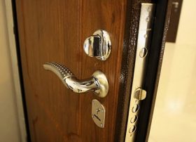 Замена входной двери в квартире в Никольском